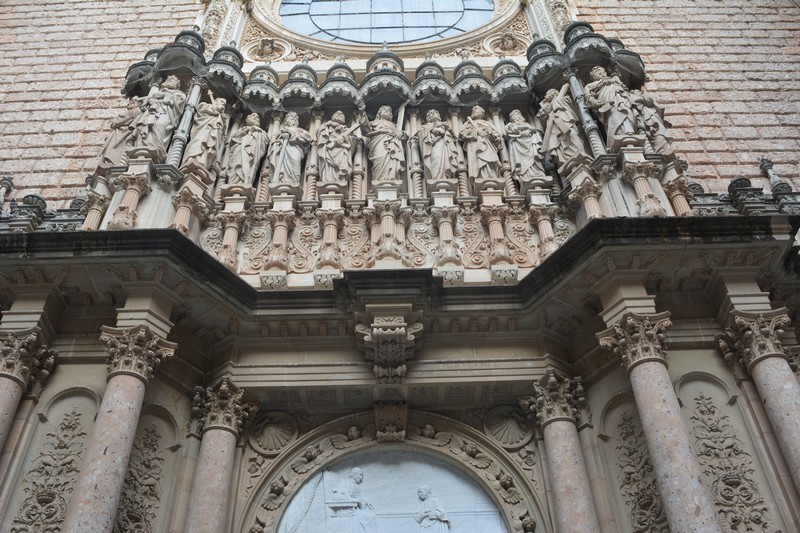 Montserrat scurlptures entrée basilique