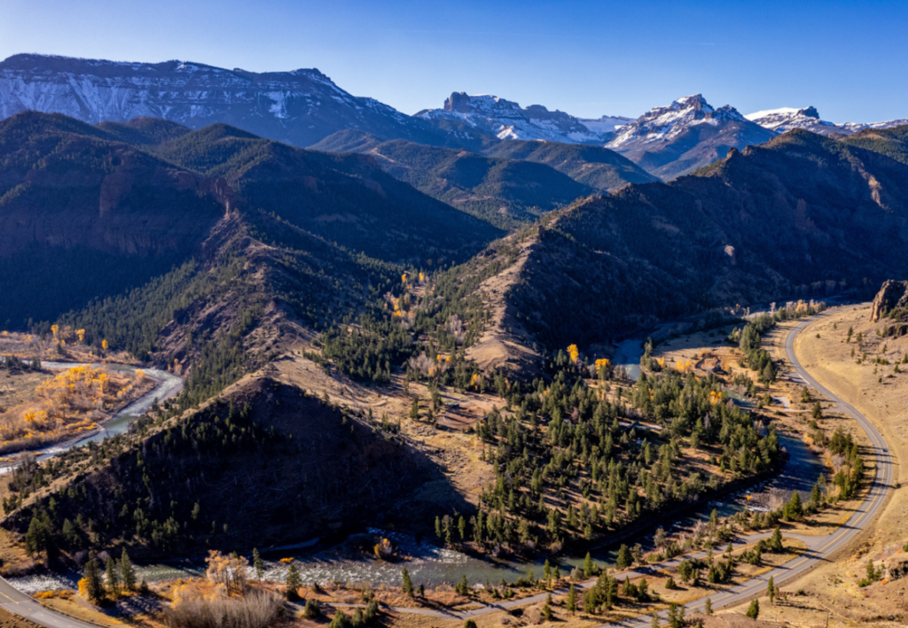 ranch dans les montagnes de l'ouest américain